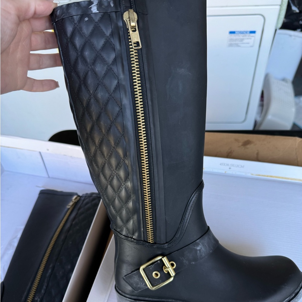 STEVE MADDEN Black Rubber rainboots… gently worn WITH box